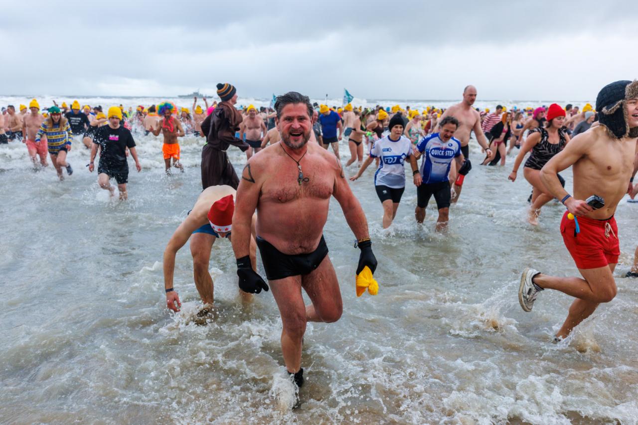 20260103 - Oostende - West-Vlaanderen: Sfeerbeeld - Nieuwjaarsduik - Kw© Foto Kurt bvba0475 / 75 39 89051 / 72 67 39info@fotokurt.bewww.fotokurt.be