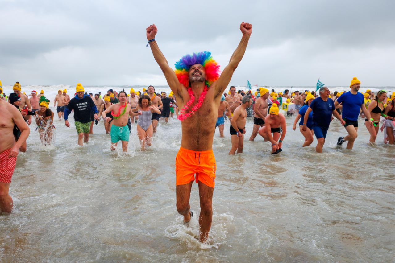 20260103 - Oostende - West-Vlaanderen: Sfeerbeeld - Nieuwjaarsduik - Kw© Foto Kurt bvba0475 / 75 39 89051 / 72 67 39info@fotokurt.bewww.fotokurt.be