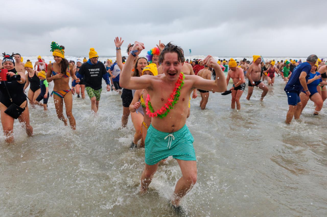 20260103 - Oostende - West-Vlaanderen: Sfeerbeeld - Nieuwjaarsduik - Kw© Foto Kurt bvba0475 / 75 39 89051 / 72 67 39info@fotokurt.bewww.fotokurt.be