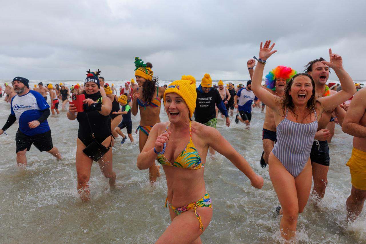20260103 - Oostende - West-Vlaanderen: Sfeerbeeld - Nieuwjaarsduik - Kw© Foto Kurt bvba0475 / 75 39 89051 / 72 67 39info@fotokurt.bewww.fotokurt.be