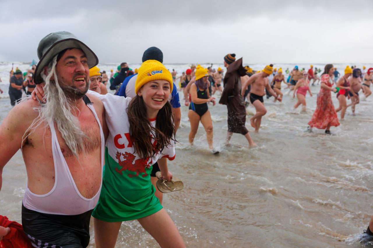20260103 - Oostende - West-Vlaanderen: Sfeerbeeld - Nieuwjaarsduik - Kw© Foto Kurt bvba0475 / 75 39 89051 / 72 67 39info@fotokurt.bewww.fotokurt.be