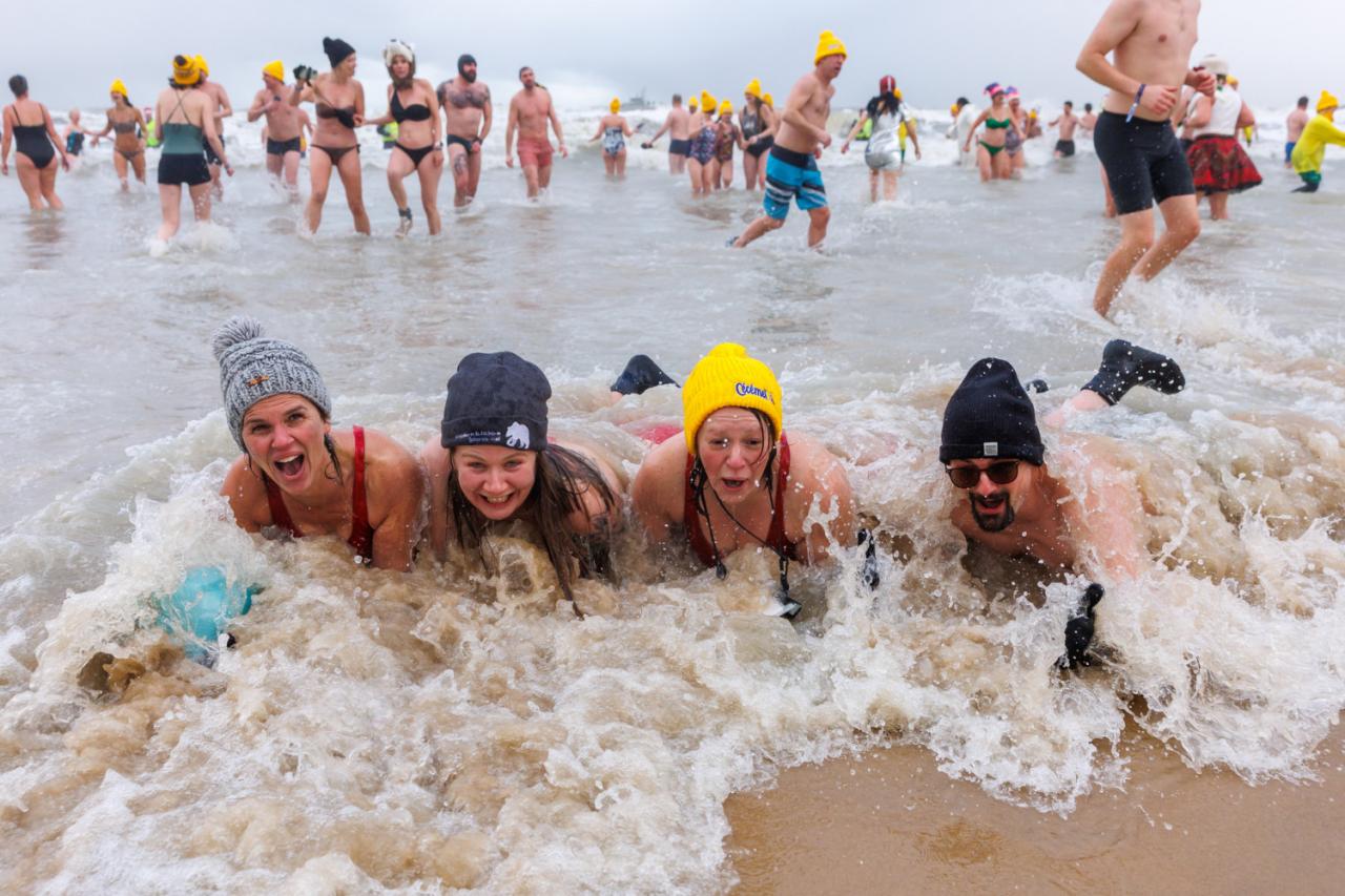 20260103 - Oostende - West-Vlaanderen: Sfeerbeeld - Nieuwjaarsduik - Kw© Foto Kurt bvba0475 / 75 39 89051 / 72 67 39info@fotokurt.bewww.fotokurt.be