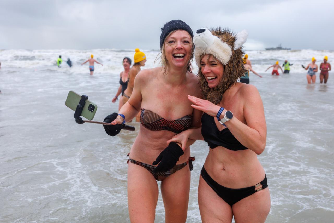 20260103 - Oostende - West-Vlaanderen: Sfeerbeeld - Nieuwjaarsduik - Kw© Foto Kurt bvba0475 / 75 39 89051 / 72 67 39info@fotokurt.bewww.fotokurt.be