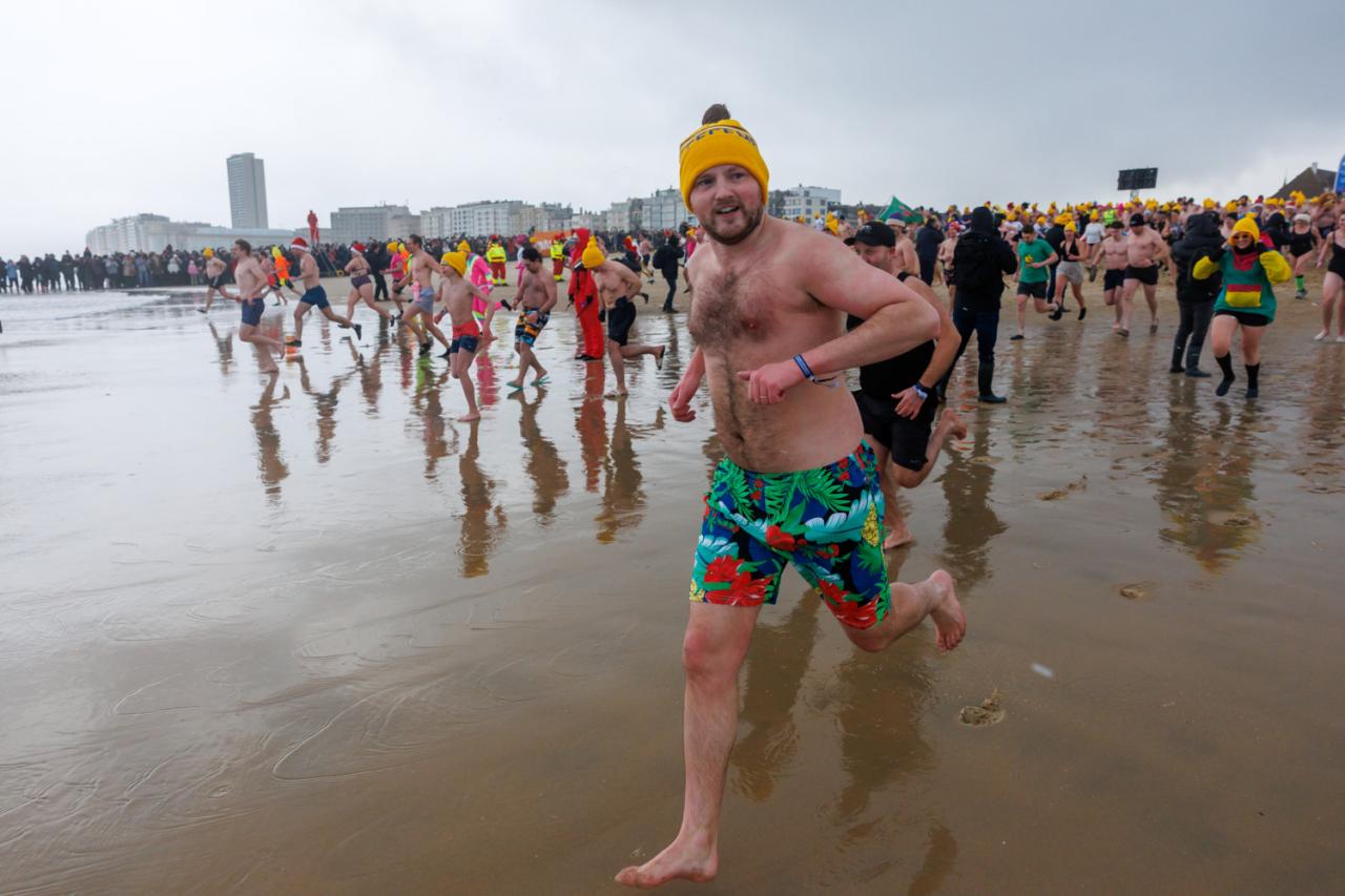 20260103 - Oostende - West-Vlaanderen: Sfeerbeeld - Nieuwjaarsduik - Kw© Foto Kurt bvba0475 / 75 39 89051 / 72 67 39info@fotokurt.bewww.fotokurt.be