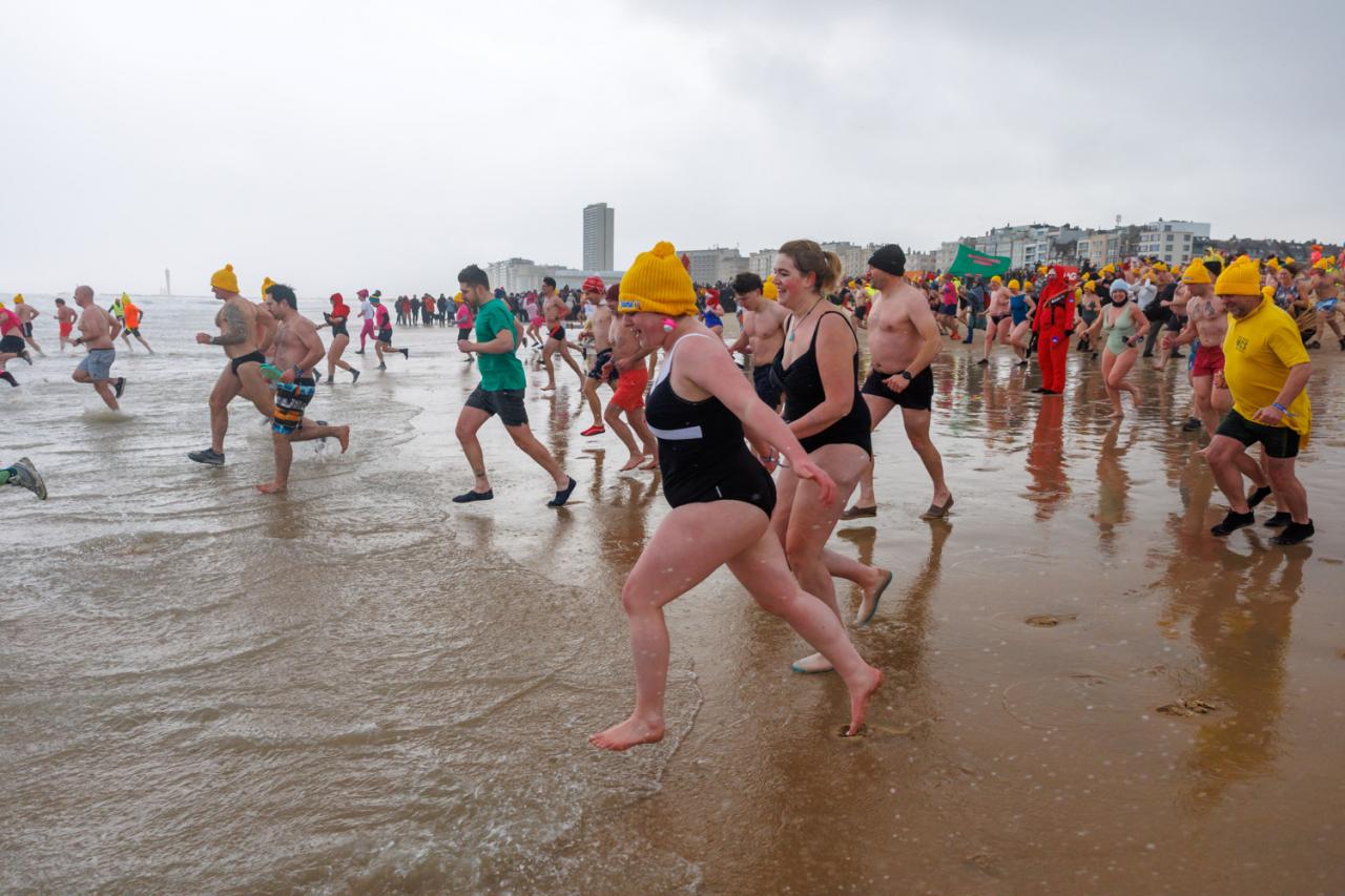 20260103 - Oostende - West-Vlaanderen: Sfeerbeeld - Nieuwjaarsduik - Kw© Foto Kurt bvba0475 / 75 39 89051 / 72 67 39info@fotokurt.bewww.fotokurt.be
