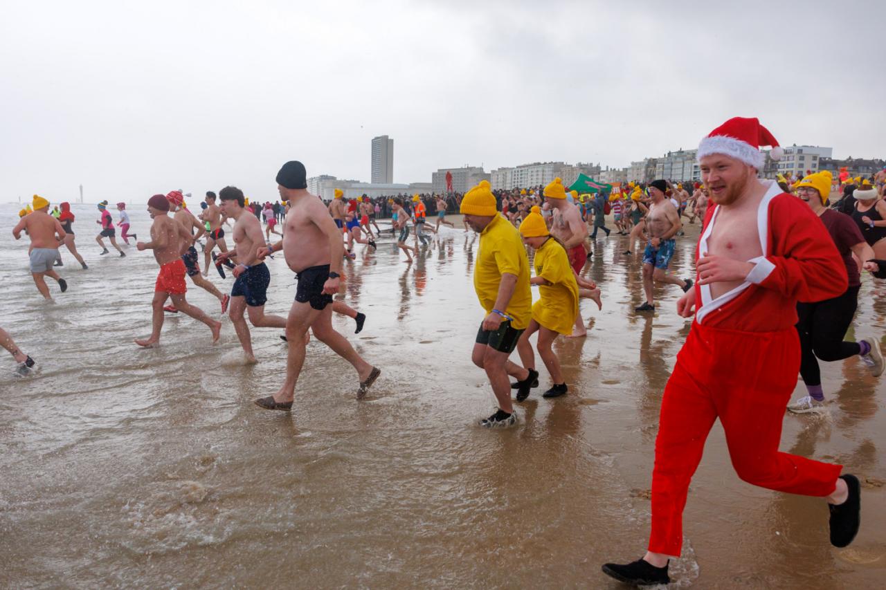 20260103 - Oostende - West-Vlaanderen: Sfeerbeeld - Nieuwjaarsduik - Kw© Foto Kurt bvba0475 / 75 39 89051 / 72 67 39info@fotokurt.bewww.fotokurt.be