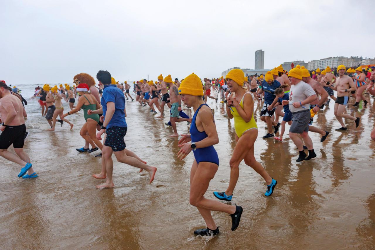 20260103 - Oostende - West-Vlaanderen: Sfeerbeeld - Nieuwjaarsduik - Kw© Foto Kurt bvba0475 / 75 39 89051 / 72 67 39info@fotokurt.bewww.fotokurt.be