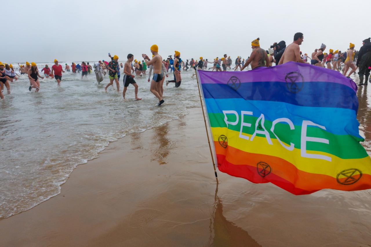 20260103 - Oostende - West-Vlaanderen: Sfeerbeeld - Nieuwjaarsduik - Kw© Foto Kurt bvba0475 / 75 39 89051 / 72 67 39info@fotokurt.bewww.fotokurt.be