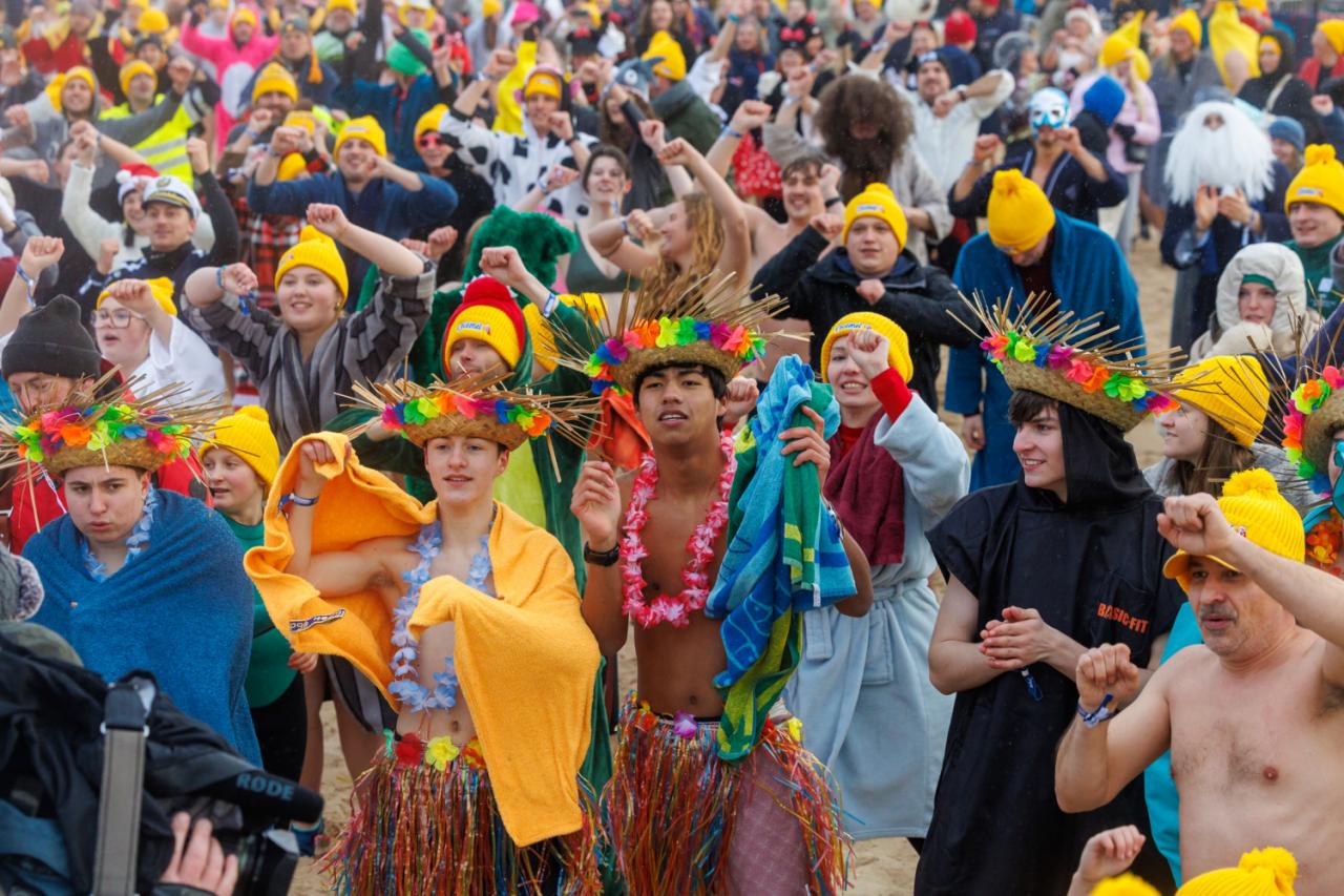 20260103 - Oostende - West-Vlaanderen: Sfeerbeeld - Nieuwjaarsduik - Kw© Foto Kurt bvba0475 / 75 39 89051 / 72 67 39info@fotokurt.bewww.fotokurt.be