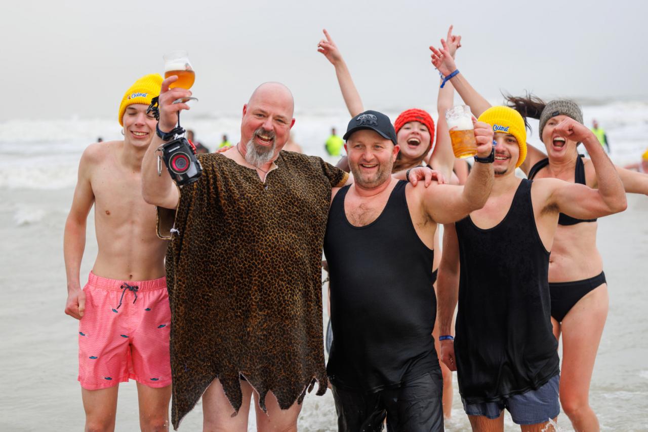 20260103 - Oostende - West-Vlaanderen: Sfeerbeeld - Nieuwjaarsduik - Kw© Foto Kurt bvba0475 / 75 39 89051 / 72 67 39info@fotokurt.bewww.fotokurt.be