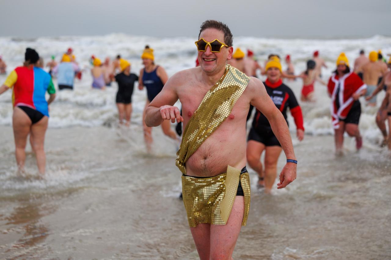 20260103 - Oostende - West-Vlaanderen: Sfeerbeeld - Nieuwjaarsduik - Kw© Foto Kurt bvba0475 / 75 39 89051 / 72 67 39info@fotokurt.bewww.fotokurt.be