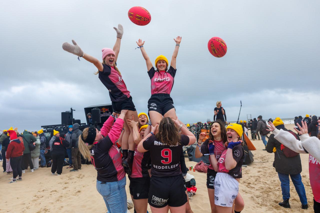 20260103 - Oostende - West-Vlaanderen: Sfeerbeeld - Nieuwjaarsduik - Kw© Foto Kurt bvba0475 / 75 39 89051 / 72 67 39info@fotokurt.bewww.fotokurt.be