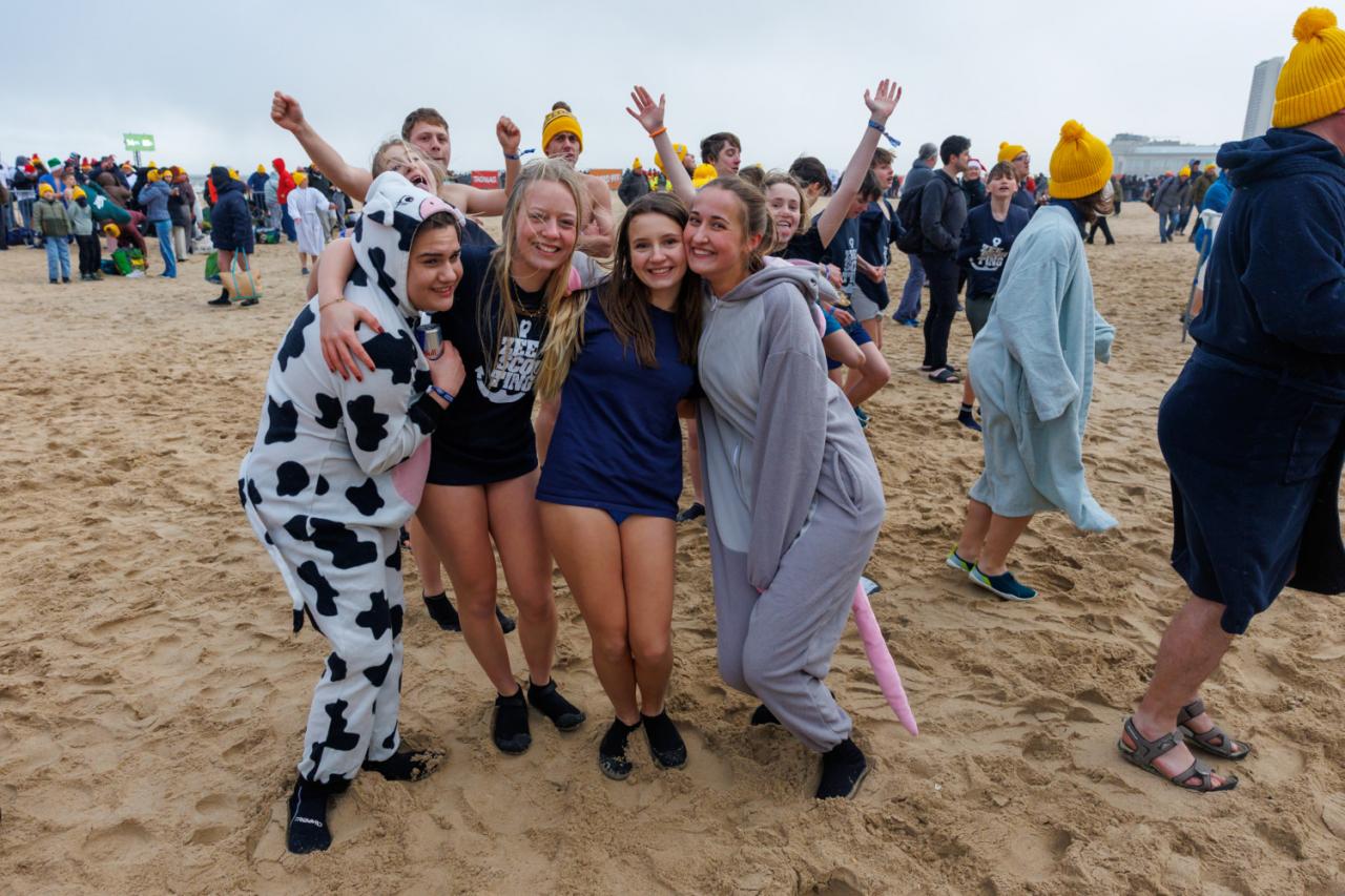 20260103 - Oostende - West-Vlaanderen: Sfeerbeeld - Nieuwjaarsduik - Kw© Foto Kurt bvba0475 / 75 39 89051 / 72 67 39info@fotokurt.bewww.fotokurt.be