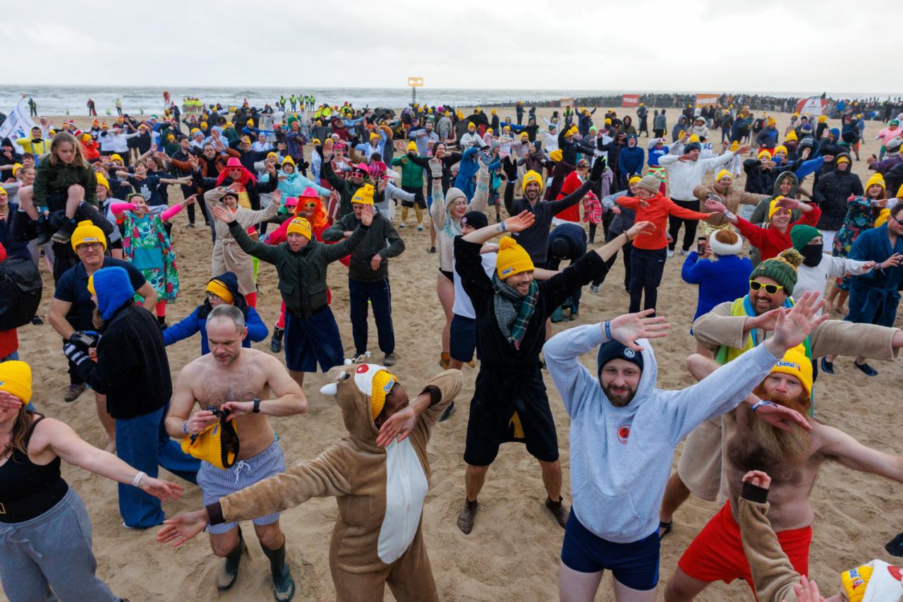 20260103 - Oostende - West-Vlaanderen: Sfeerbeeld - Nieuwjaarsduik - Kw© Foto Kurt bvba0475 / 75 39 89051 / 72 67 39info@fotokurt.bewww.fotokurt.be