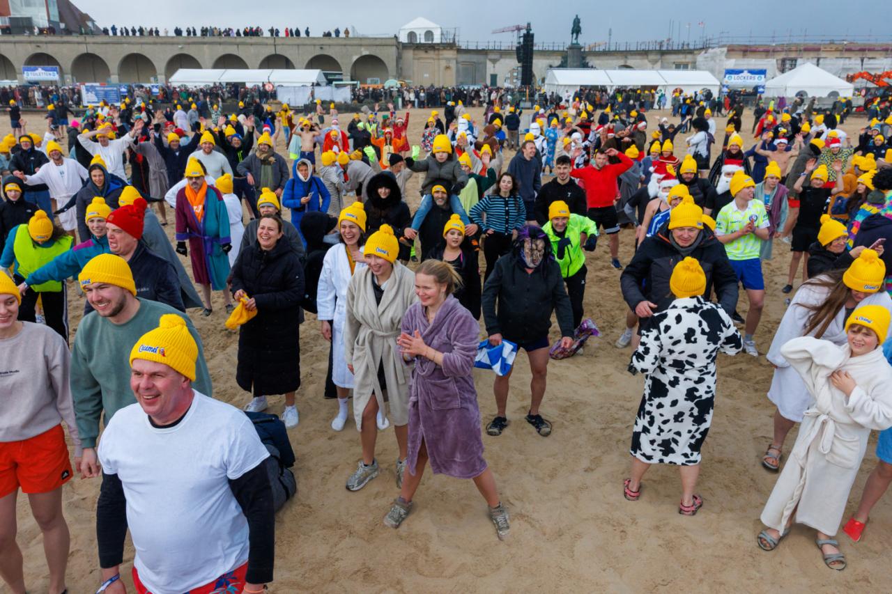 20260103 - Oostende - West-Vlaanderen: Sfeerbeeld - Nieuwjaarsduik - Kw© Foto Kurt bvba0475 / 75 39 89051 / 72 67 39info@fotokurt.bewww.fotokurt.be