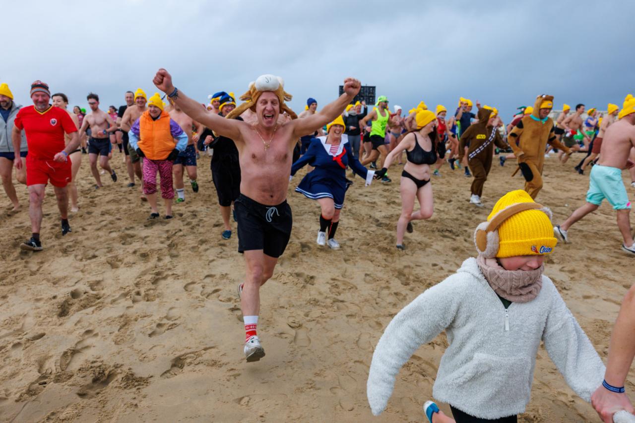 20260103 - Oostende - West-Vlaanderen: Sfeerbeeld - Nieuwjaarsduik - Kw© Foto Kurt bvba0475 / 75 39 89051 / 72 67 39info@fotokurt.bewww.fotokurt.be