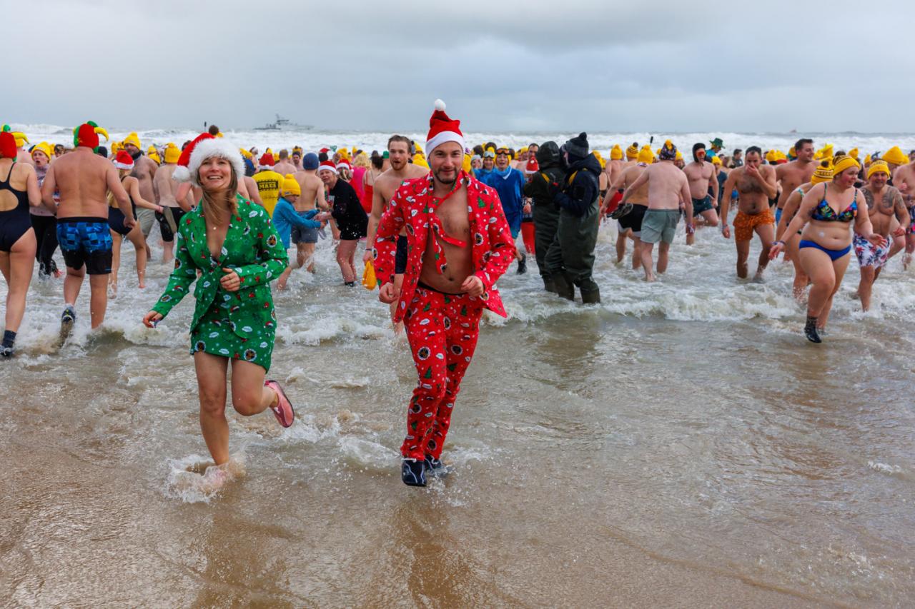 20260103 - Oostende - West-Vlaanderen: Sfeerbeeld - Nieuwjaarsduik - Kw© Foto Kurt bvba0475 / 75 39 89051 / 72 67 39info@fotokurt.bewww.fotokurt.be