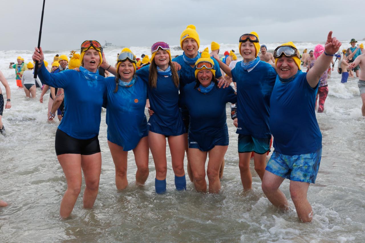 20260103 - Oostende - West-Vlaanderen: Sfeerbeeld - Nieuwjaarsduik - Kw© Foto Kurt bvba0475 / 75 39 89051 / 72 67 39info@fotokurt.bewww.fotokurt.be