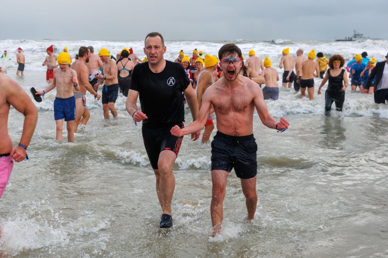 20260103 - Oostende - West-Vlaanderen: Sfeerbeeld - Nieuwjaarsduik - Kw© Foto Kurt bvba0475 / 75 39 89051 / 72 67 39info@fotokurt.bewww.fotokurt.be