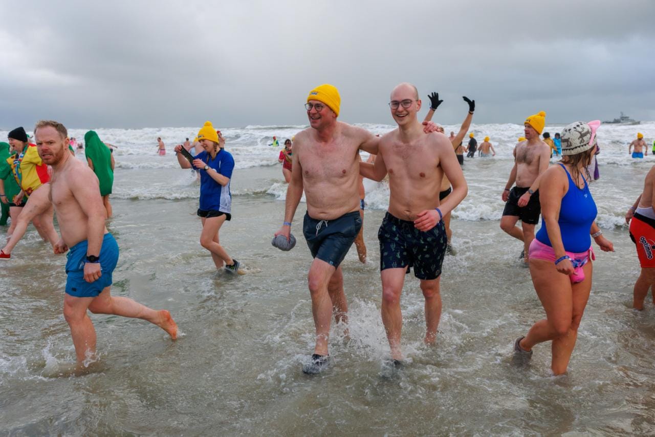 20260103 - Oostende - West-Vlaanderen: Sfeerbeeld - Nieuwjaarsduik - Kw© Foto Kurt bvba0475 / 75 39 89051 / 72 67 39info@fotokurt.bewww.fotokurt.be