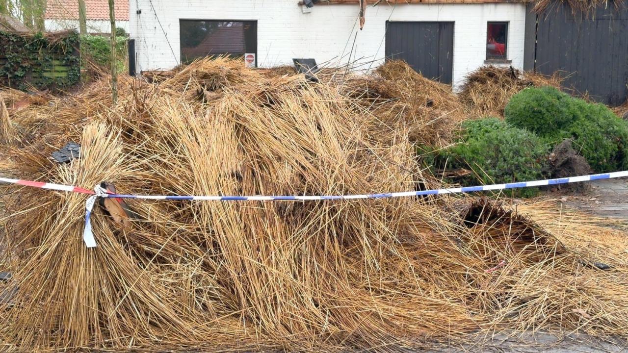 Bij daglicht wordt pas duidelijk hoe erg de schade is na de dakbrand die zondagavond rond 19.30 uur uitbrak in een villa in De Linde in Sint-Kruis. (foto JVM)