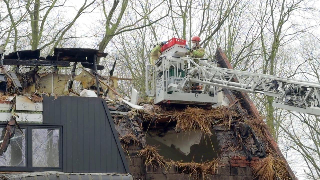 Bij daglicht wordt pas duidelijk hoe erg de schade is na de dakbrand die zondagavond rond 19.30 uur uitbrak in een villa in De Linde in Sint-Kruis. (foto JVM)