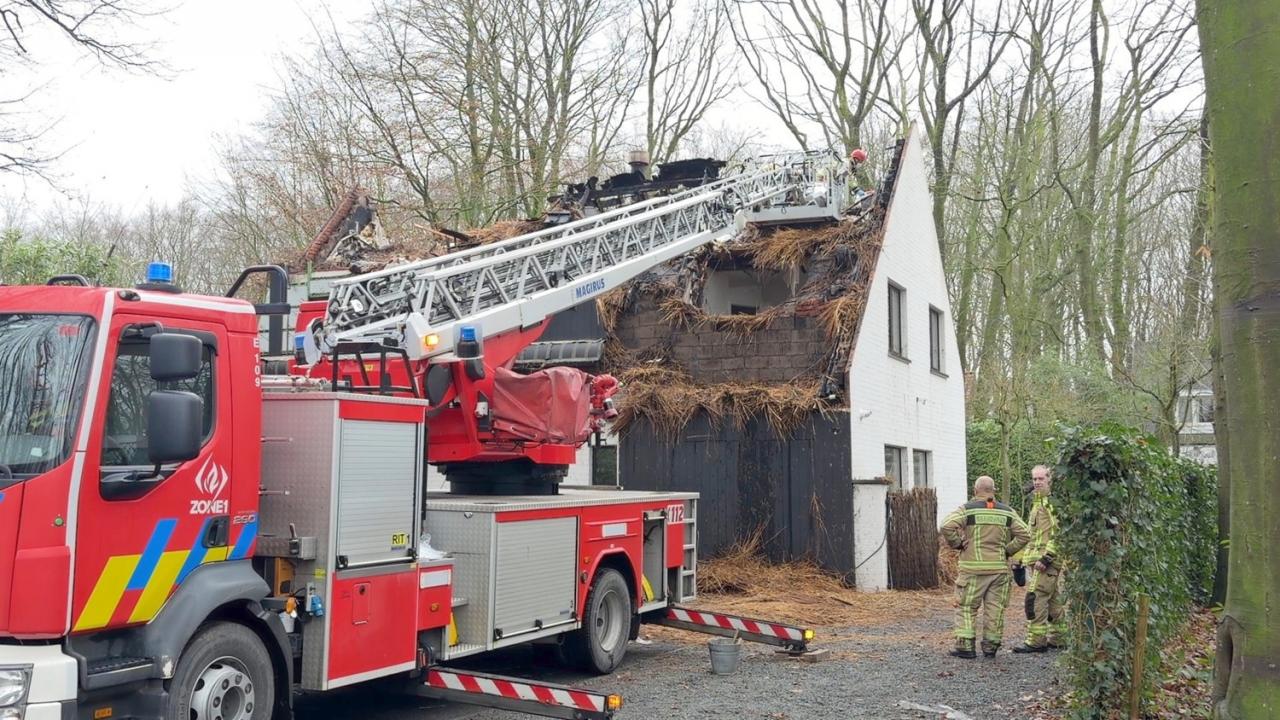 Bij daglicht wordt pas duidelijk hoe erg de schade is na de dakbrand die zondagavond rond 19.30 uur uitbrak in een villa in De Linde in Sint-Kruis. (foto JVM)