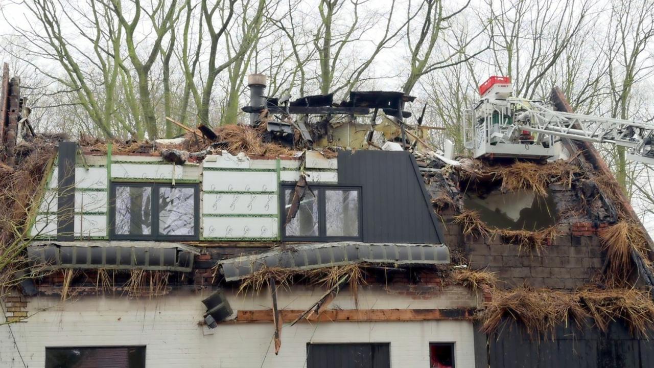 Bij daglicht wordt pas duidelijk hoe erg de schade is na de dakbrand die zondagavond rond 19.30 uur uitbrak in een villa in De Linde in Sint-Kruis. (foto JVM)
