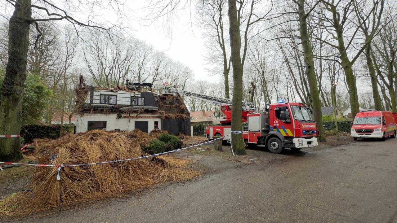 Bij daglicht wordt pas duidelijk hoe erg de schade is na de dakbrand die zondagavond rond 19.30 uur uitbrak in een villa in De Linde in Sint-Kruis. (foto JVM)