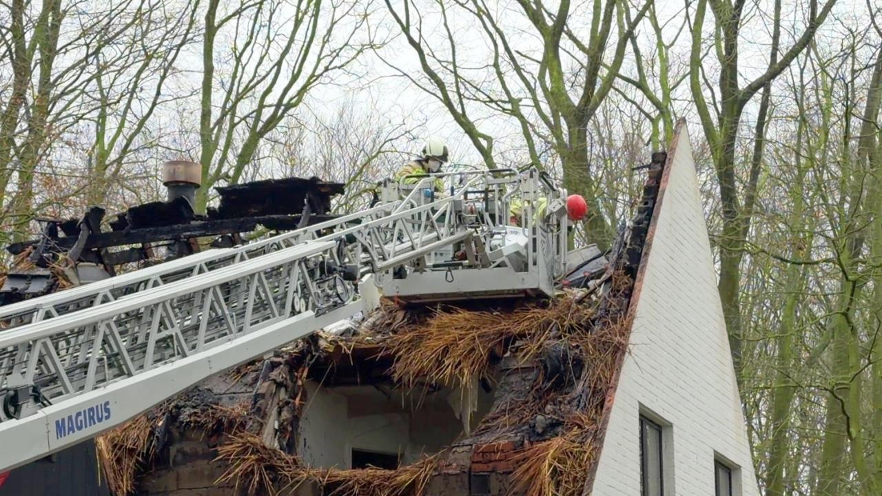 Bij daglicht wordt pas duidelijk hoe erg de schade is na de dakbrand die zondagavond rond 19.30 uur uitbrak in een villa in De Linde in Sint-Kruis. (foto JVM)