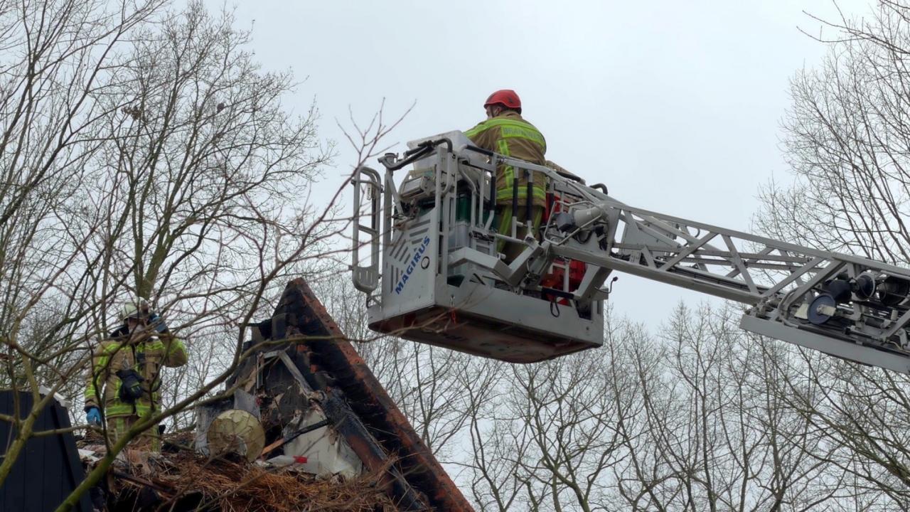 Bij daglicht wordt pas duidelijk hoe erg de schade is na de dakbrand die zondagavond rond 19.30 uur uitbrak in een villa in De Linde in Sint-Kruis. (foto JVM)