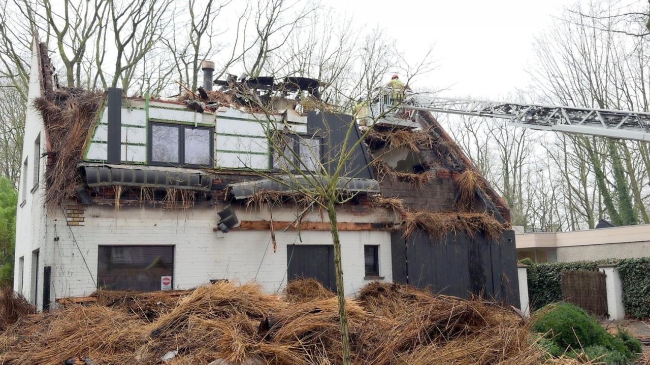 Bij daglicht wordt pas duidelijk hoe erg de schade is na de dakbrand die zondagavond rond 19.30 uur uitbrak in een villa in De Linde in Sint-Kruis. (foto JVM)