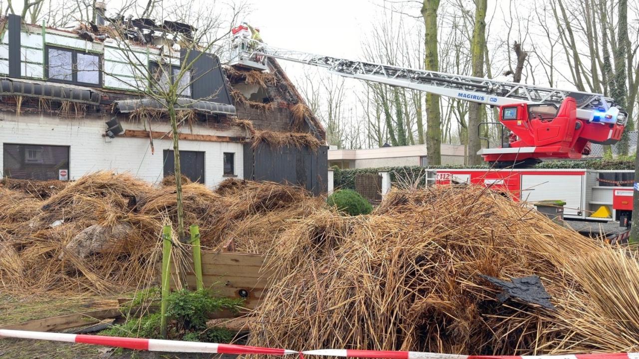 Bij daglicht wordt pas duidelijk hoe erg de schade is na de dakbrand die zondagavond rond 19.30 uur uitbrak in een villa in De Linde in Sint-Kruis. (foto JVM)