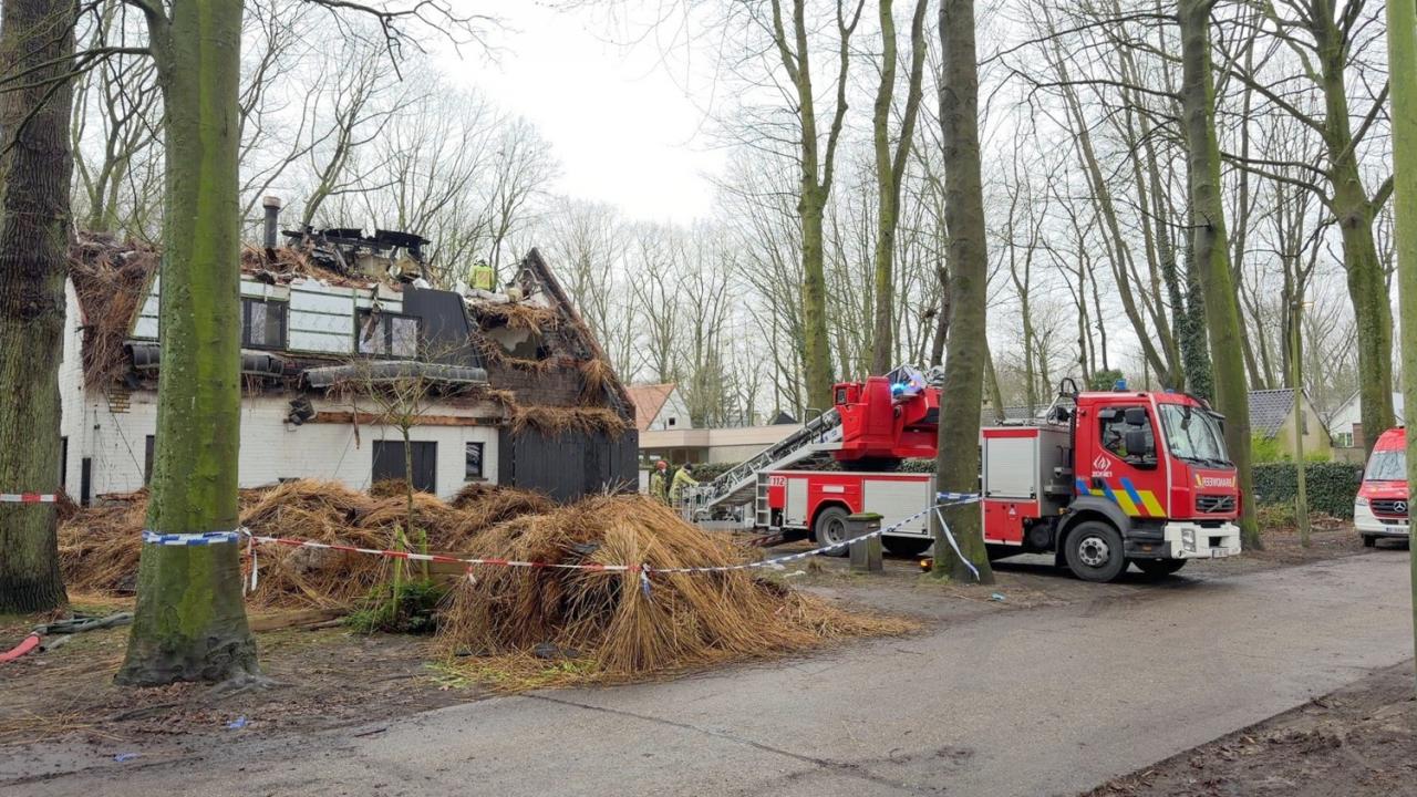 Bij daglicht wordt pas duidelijk hoe erg de schade is na de dakbrand die zondagavond rond 19.30 uur uitbrak in een villa in De Linde in Sint-Kruis. (foto JVM)