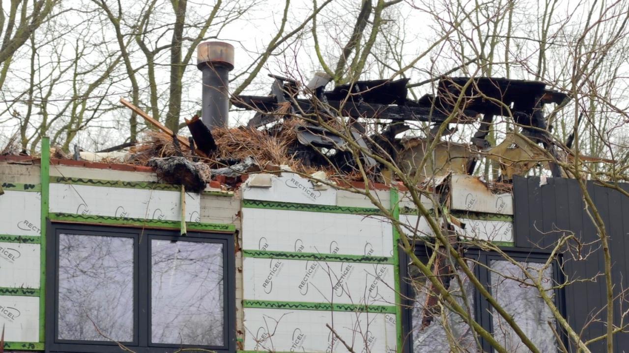 Bij daglicht wordt pas duidelijk hoe erg de schade is na de dakbrand die zondagavond rond 19.30 uur uitbrak in een villa in De Linde in Sint-Kruis. (foto JVM)