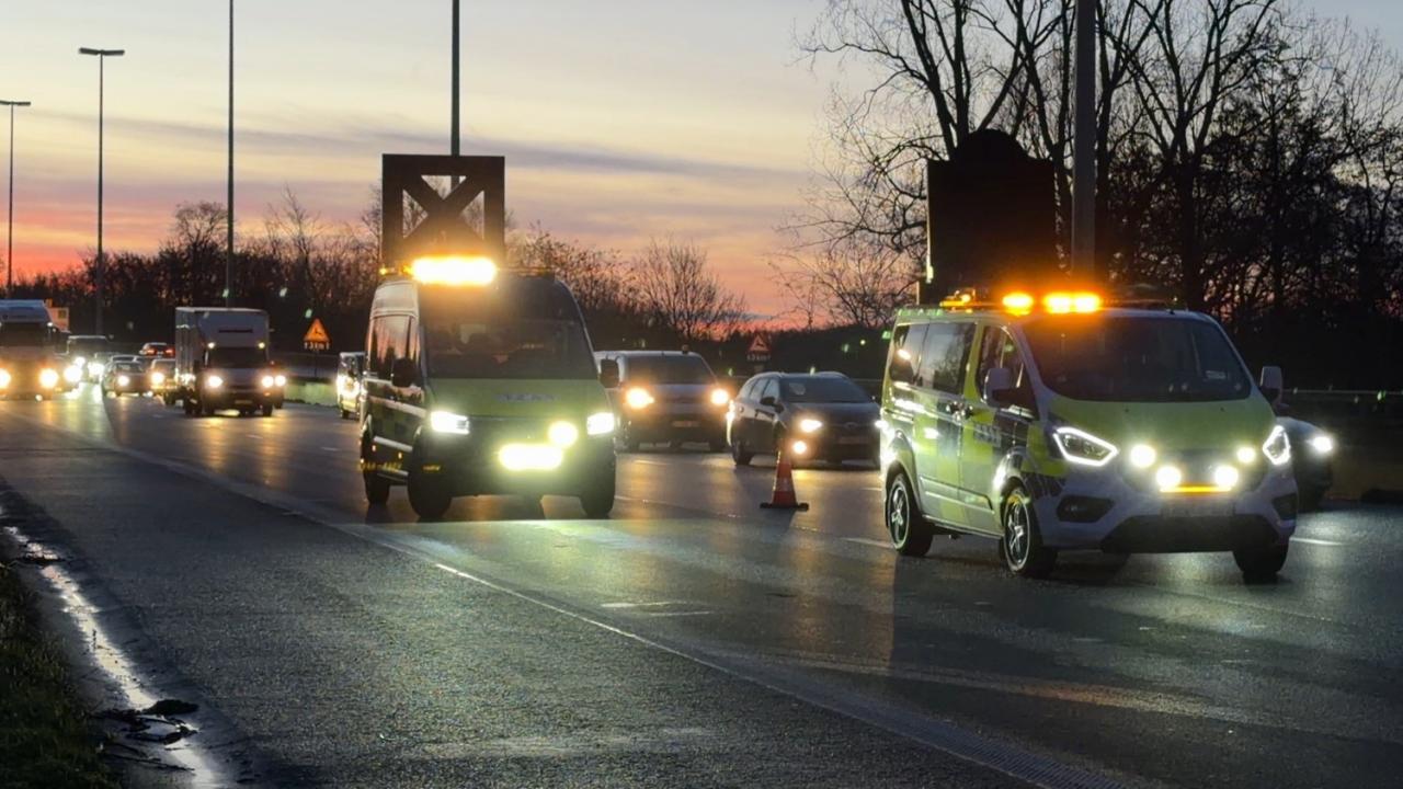 Vrijdagmorgen rond 07.30 uur gebeurde op de E40 in Oostkamp een ongeval. (foto JVM)