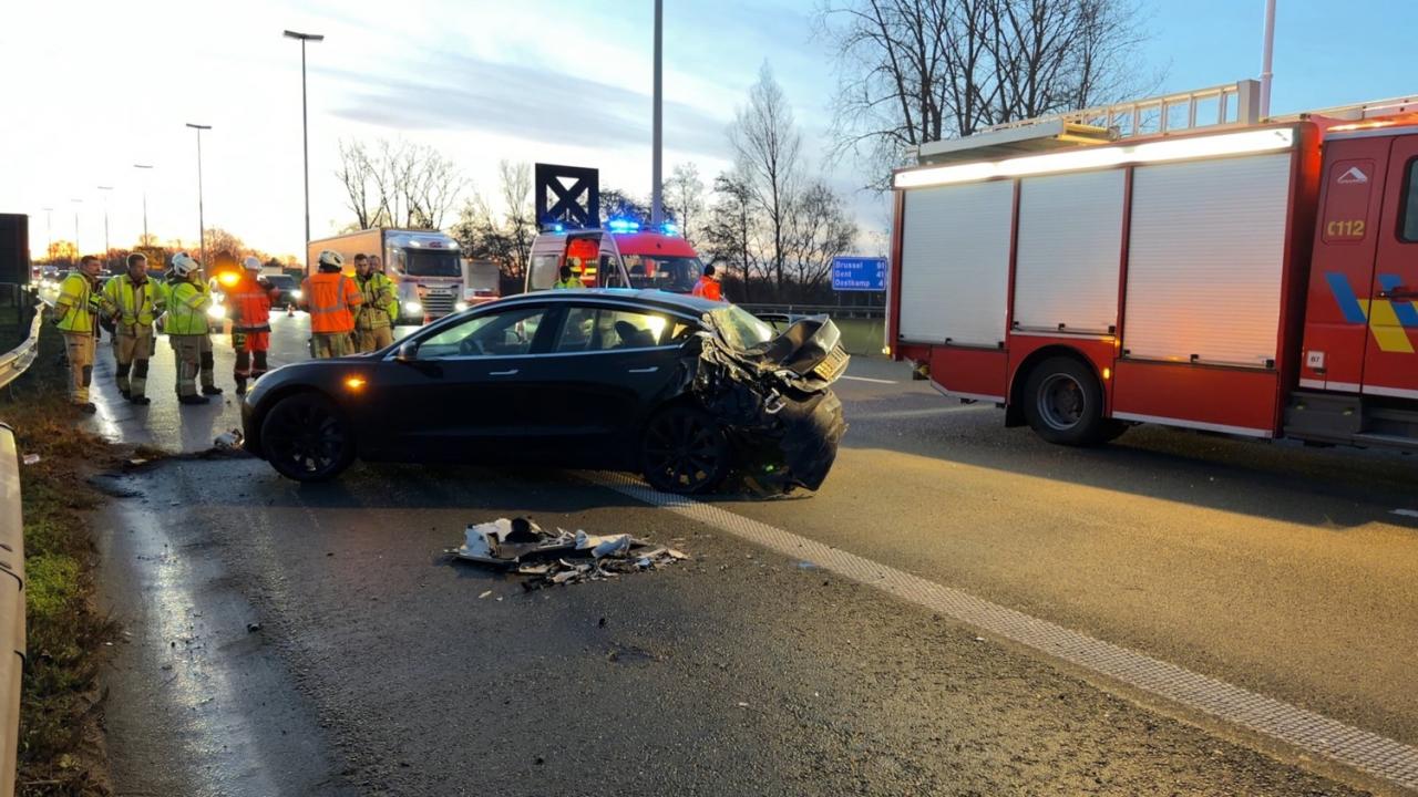 Vrijdagmorgen rond 07.30 uur gebeurde op de E40 in Oostkamp een ongeval. (foto JVM)