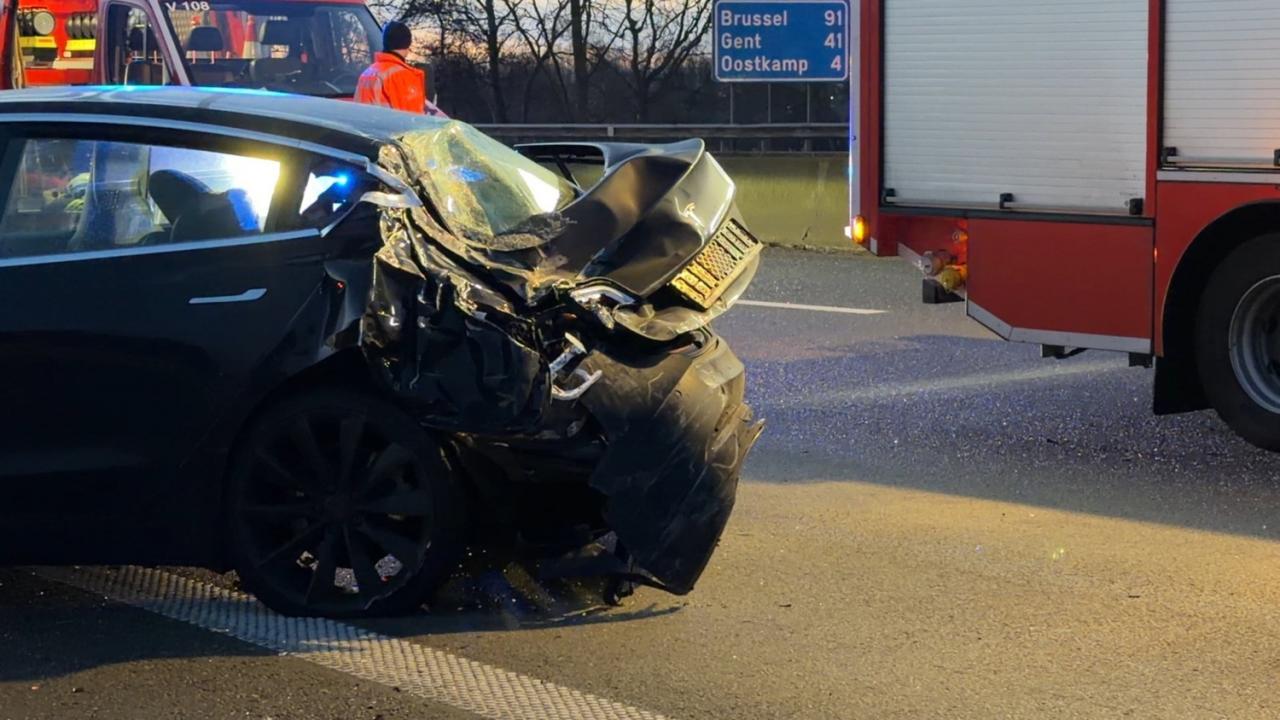 Vrijdagmorgen rond 07.30 uur gebeurde op de E40 in Oostkamp een ongeval. (foto JVM)