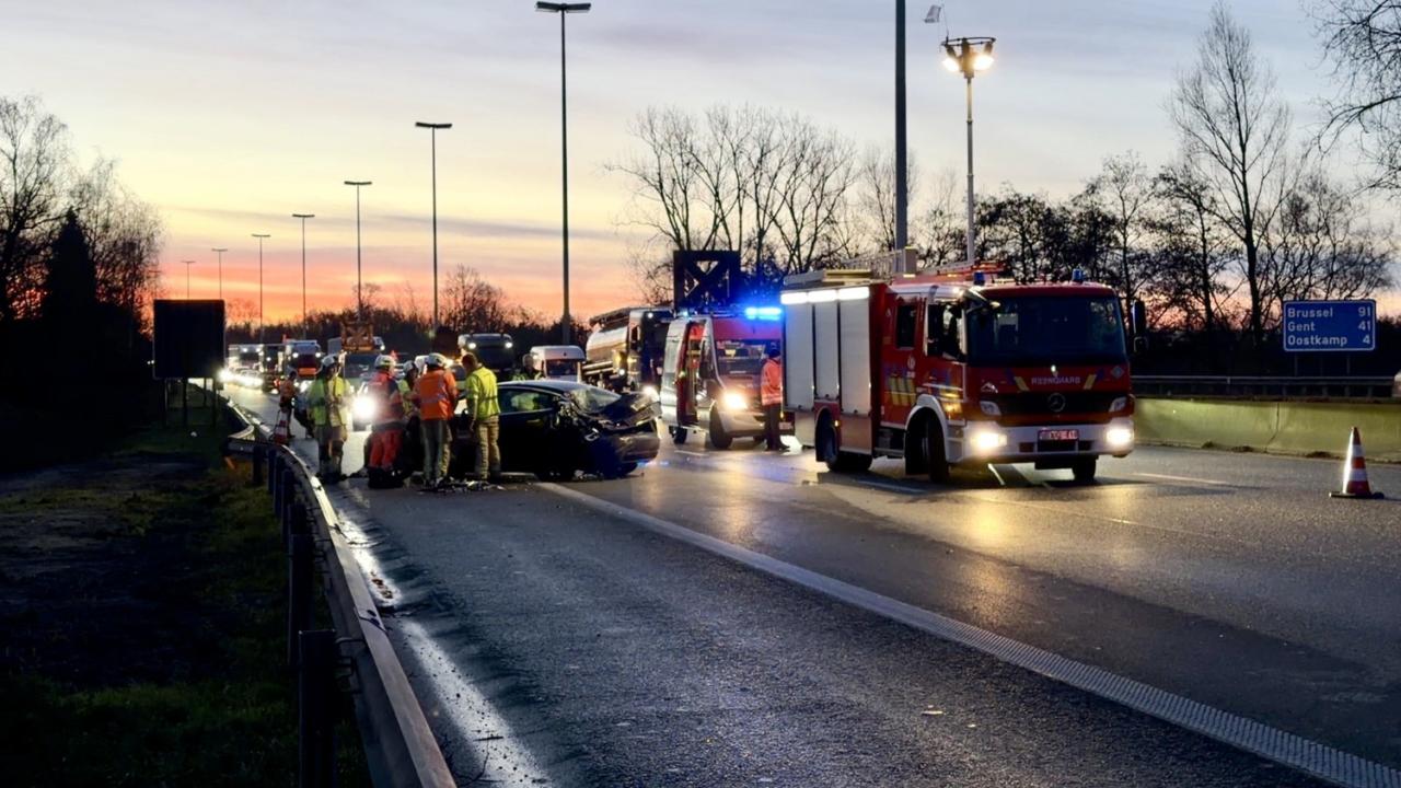 Vrijdagmorgen rond 07.30 uur gebeurde op de E40 in Oostkamp een ongeval. (foto JVM)