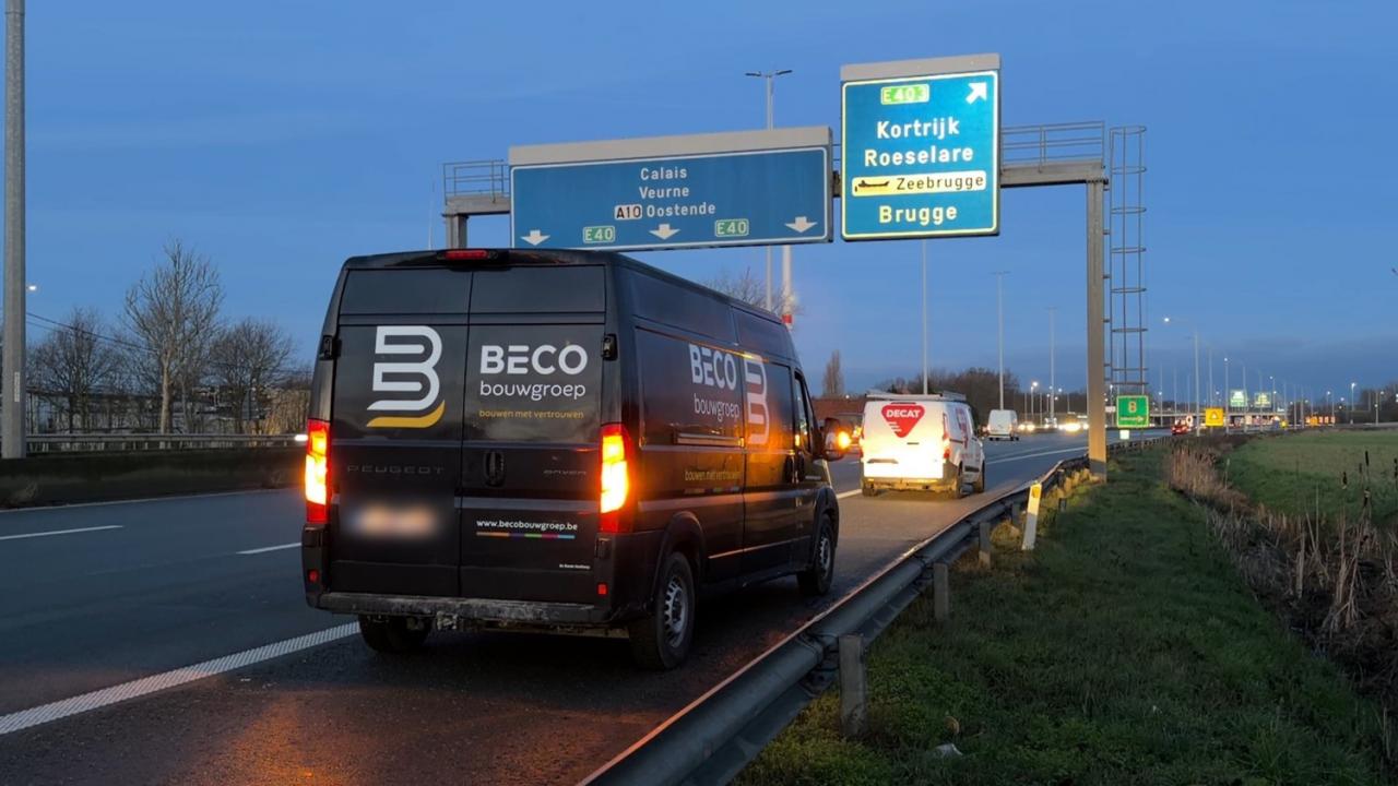 Vrijdagmorgen rond 07.30 uur gebeurde op de E40 in Oostkamp een ongeval. (foto JVM)
