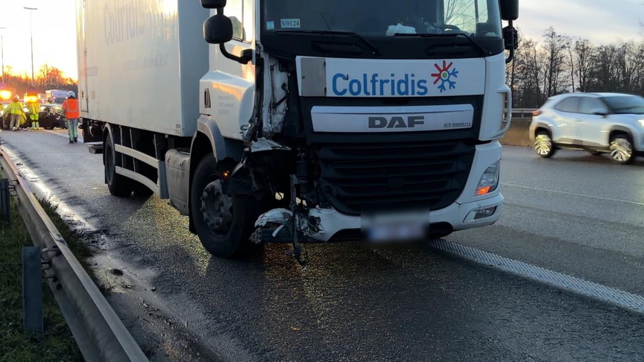 Vrijdagmorgen rond 07.30 uur gebeurde op de E40 in Oostkamp een ongeval. (foto JVM)