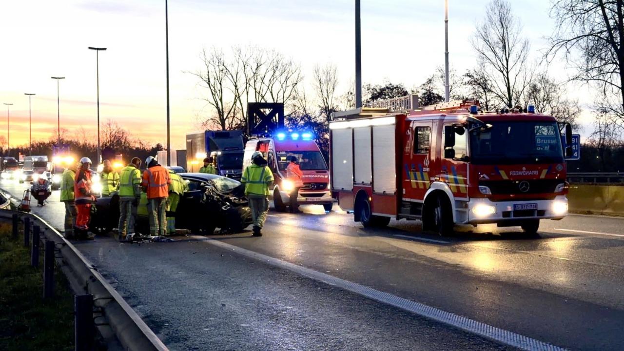 Vrijdagmorgen rond 07.30 uur gebeurde op de E40 in Oostkamp een ongeval. (foto JVM)