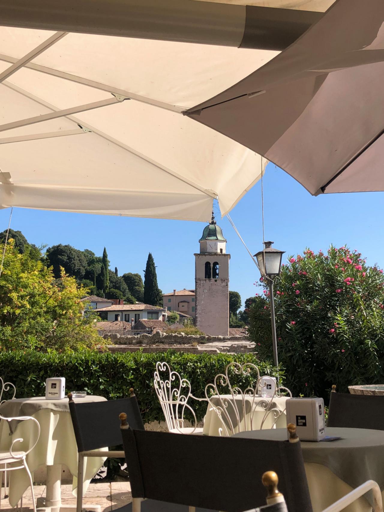 Een terras in Asolo, waar de prosecco extra lekker smaakt.