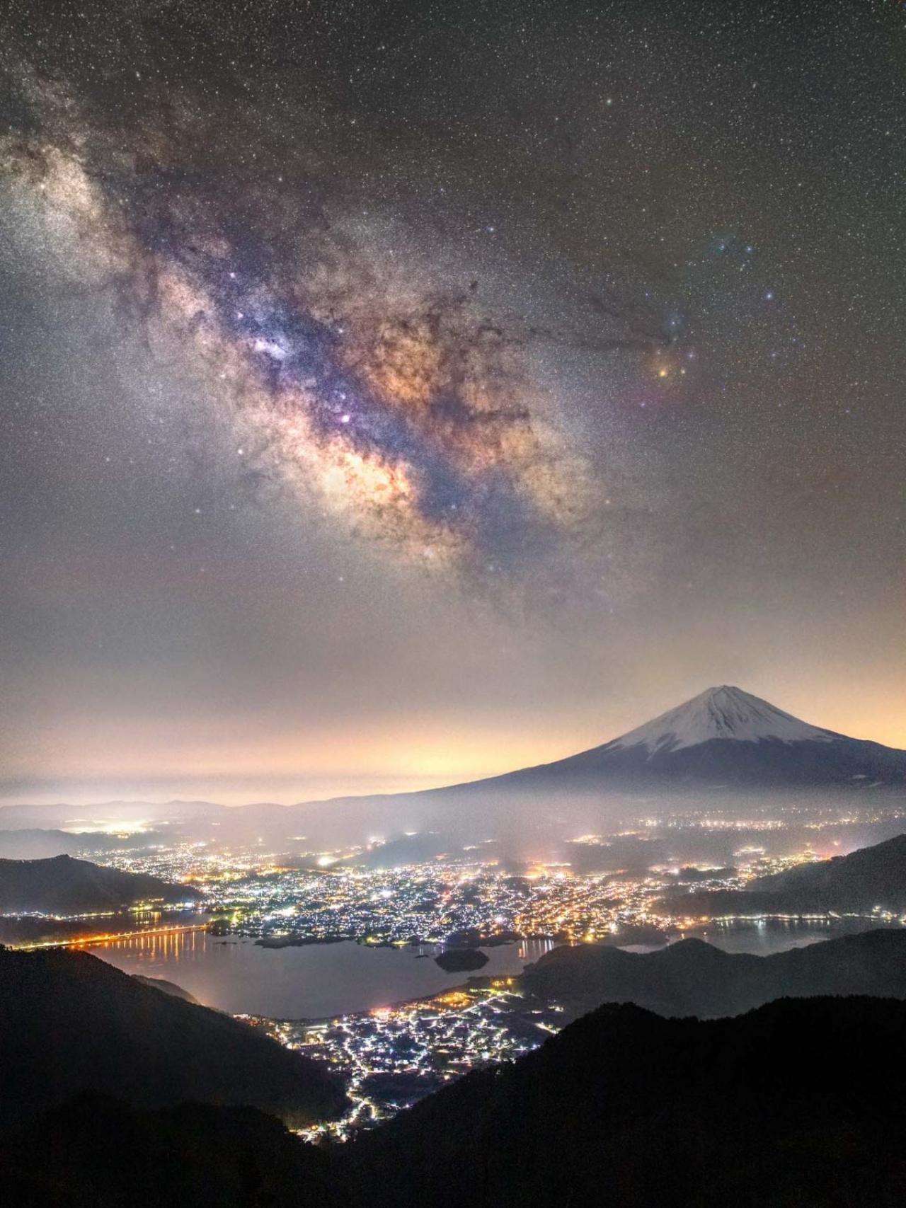 'Mount Fuji and the Milky Way over Lake Kawaguchi' gemaakt in Yamanashi in Japan door Takemochi Yuki.