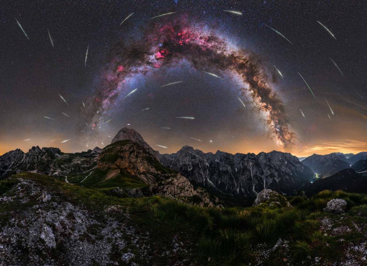 'Perseid Meteor shower on Mangart Saddle' gemaakt in de Julische Alpen in Slovenië door Uros Fink.