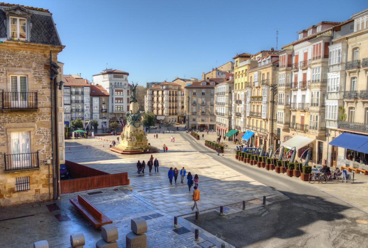 Vitoria-Gasteiz is de hoofdstad van Spaans Baskenland en na Bilbao de grootste stad in de regio. Toch ademt Vitoria-Gasteiz een en al rust. Dat komt door het verkeersvrije centrum, de enorme hoeveelheid bomen en het grote stadspark. Vitoria-Gasteiz behoort dan ook tot  de groenste steden in Europa. De stad heeft een fraai, historisch en heuvelachtig centrum met 17e-eeuwse paleizen, kerken, huizen en pleinen.