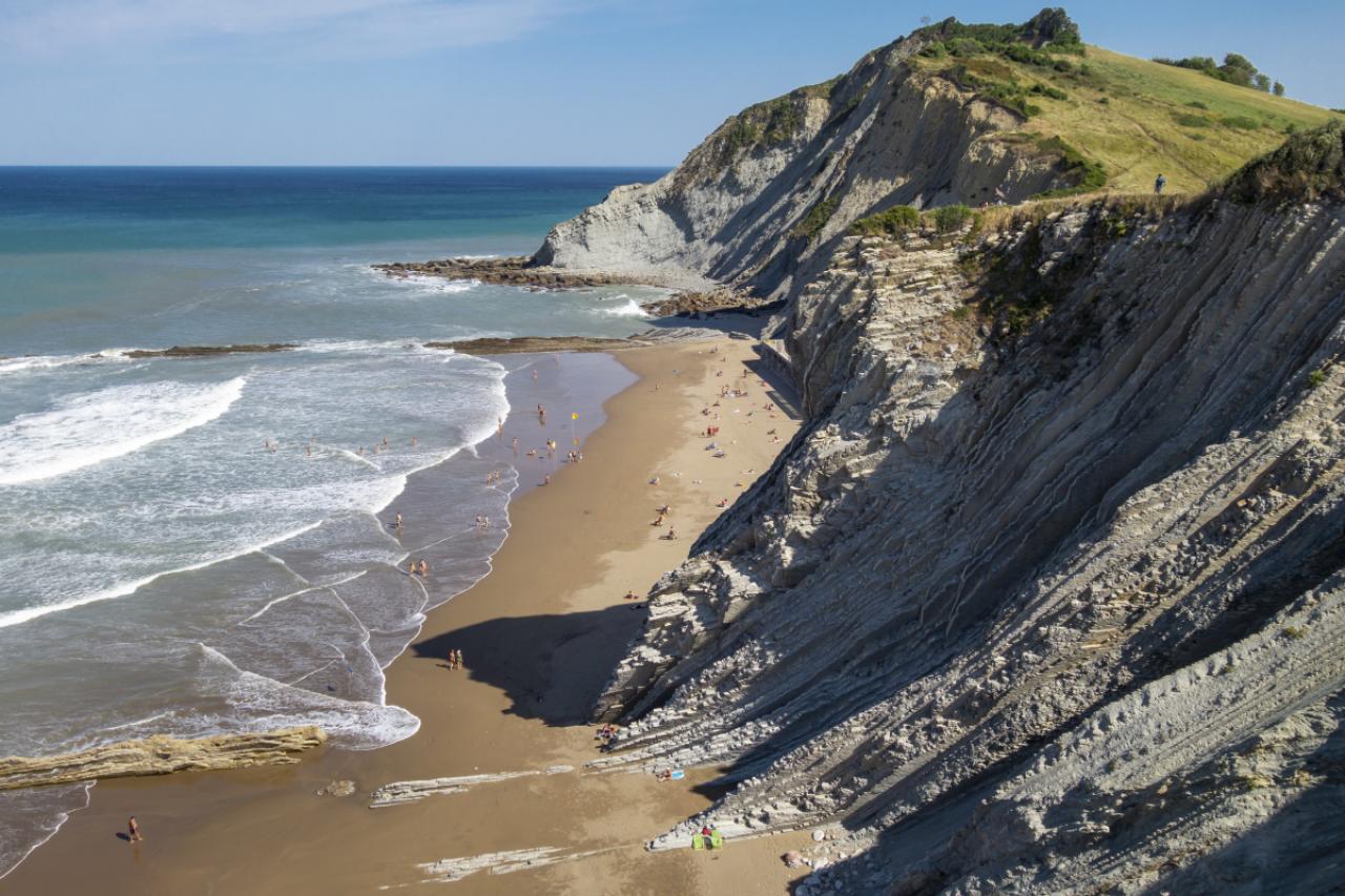 Basque Coast Geopark is een smal stuk langs de kust met imposante kliffen, maar ook met bossen, weides en grotten. Zoals de naam al laat uitschijnen, vind je er bijzondere geologische verschijnselen die 50 tot 100 miljoen jaar oud zijn. Je kan er deelnemen aan boottochten en wandelingen met een gids die je onderweg alles vertelt over de geologie.