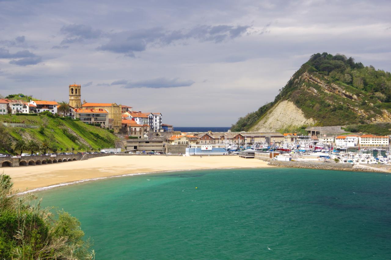 Getaria is een mooi vissersdorpje dat ingeklemd ligt tussen twee stranden. Voor de kust ligt een klein eilandje in de vorm van een muis dat boven de zee uittorent en een panoramisch uitzicht over de omgeving biedt. Getaria wordt omringd door wijngaarden waar txakoliwijn (jonge, licht bruisende wijn) wordt geproduceerd en die je in het dorpje overal kan drinken.