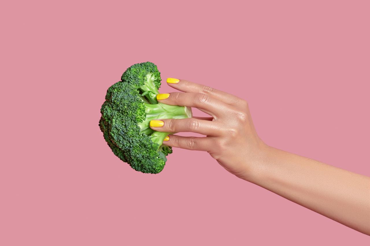 Broccoli • Het stammetje is perfect eetbaar, en zeker wanneer je de soms ietwat taaie schil en houtige onderstuk verwijdert. Laat zich goed verwerken in soepen of stoofpotten.