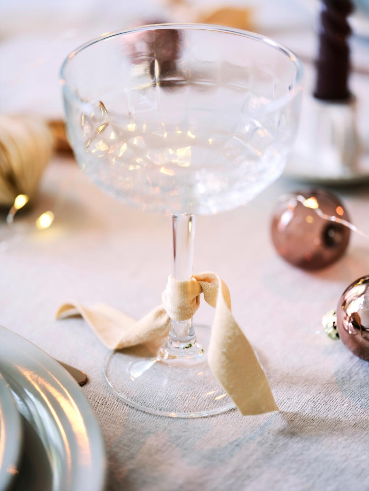 Voor de feestdagen mag het net iets meer zijn. Dek je tafel met champagneglazen en pimp ze met een stoffen lintje of strik. Tip: gebruik lintjes in verschillende kleuren: zo heeft iedereen altijd z’n eigen glas bij de hand.